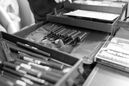 Schwarz-Weiß-Aufnahme eines offenen Make-up-Koffers der Visagistin beim Get Ready der Hochzeit
