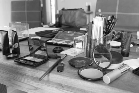 Get Ready vor der Hochzeit: Schwarz-Weiß-Aufnahme von Make-up-Produkten und Pinseln auf dem Tisch eines Visagisten